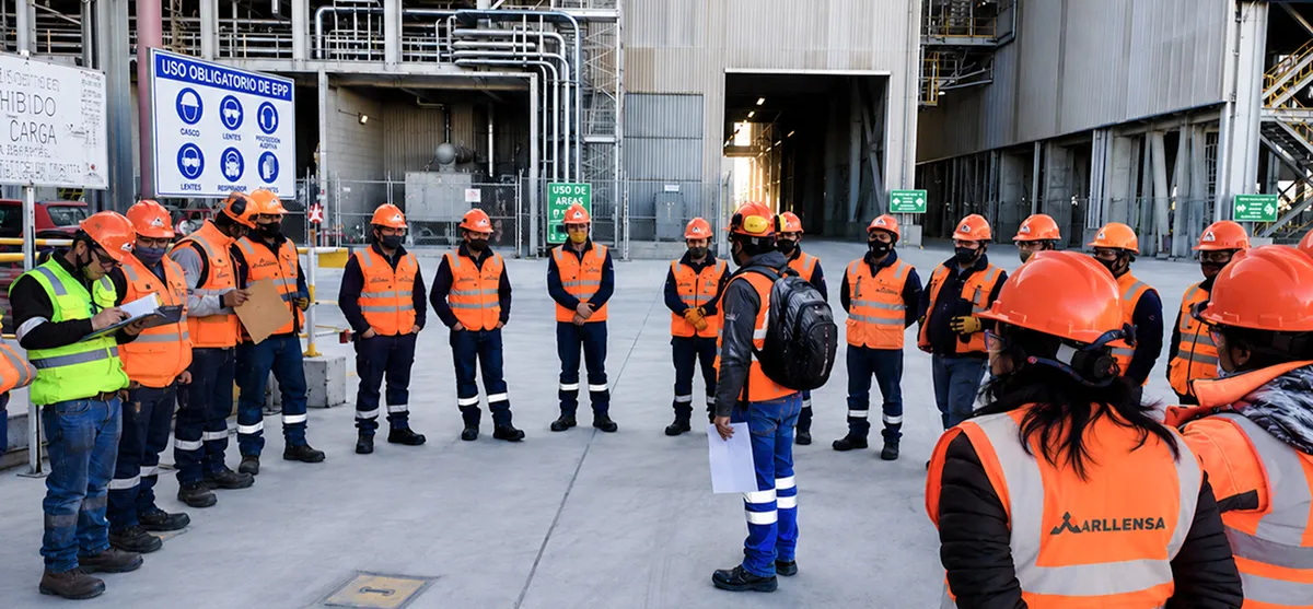Trabajadores de Arllensa recibiendo indicaciones